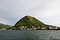 Vista del Monte San Salvatore desde Piazza Luini, Lugano, Suiza.