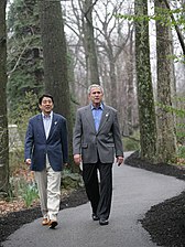 Shinzō Abe, primeiro-ministro do Japão, e George W. Bush em Camp David, abril de 2007.