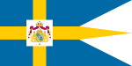 Konungens flagga med det stora riksvapnet, kungens vapen, i mitten. Proportioner: 1:2.