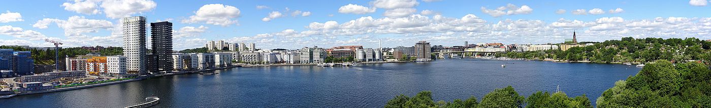 Vy från västra Årstabron över Årstadalshamnen, Marievik, Liljeholmsbron och Tantolunden, juli 2016.