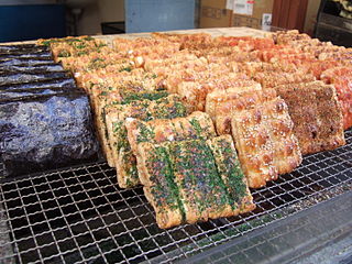 Senbei with aonori powder (middle)