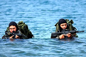 Basic Underwater Demolition-SEAL (BUD-S) alunos desembarcam em uma ilha durante um exerc�cio