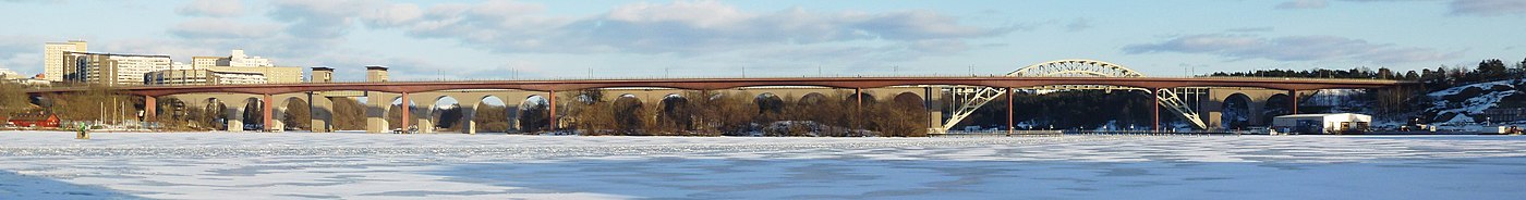 Västra Årstabron (närmast) och Östra Årstabron, i mitten ligger Årsta holmar. Vy från Årstadalshamnen i mars 2013.