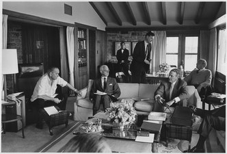 Presidente Lyndon B. Johnson em reuni�o com secret�rios e assessores em Camp David.