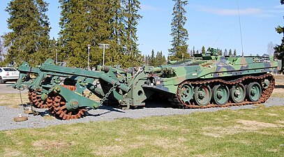 Strv 103C med minvältsaggregat monterat.