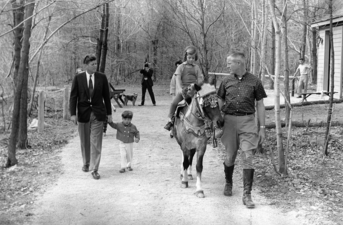 John F. Kennedy, John F. Kennedy Jr. e Caroline Kennedy (montando 'Tex')