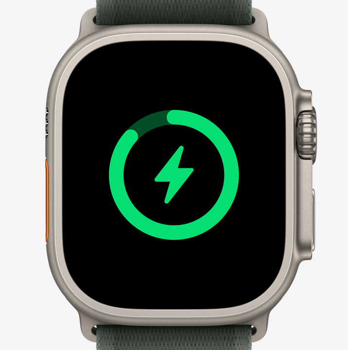 Eine Apple Watch Ultra 2 mit dem Batterieladesymbol.