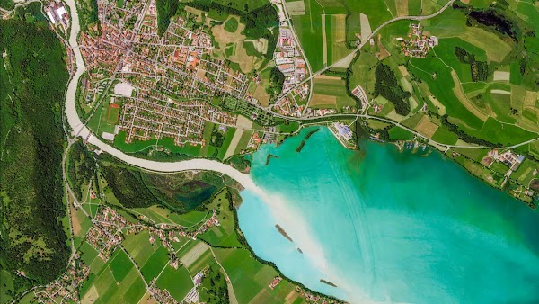 vista a�rea de una ciudad junto a un lago