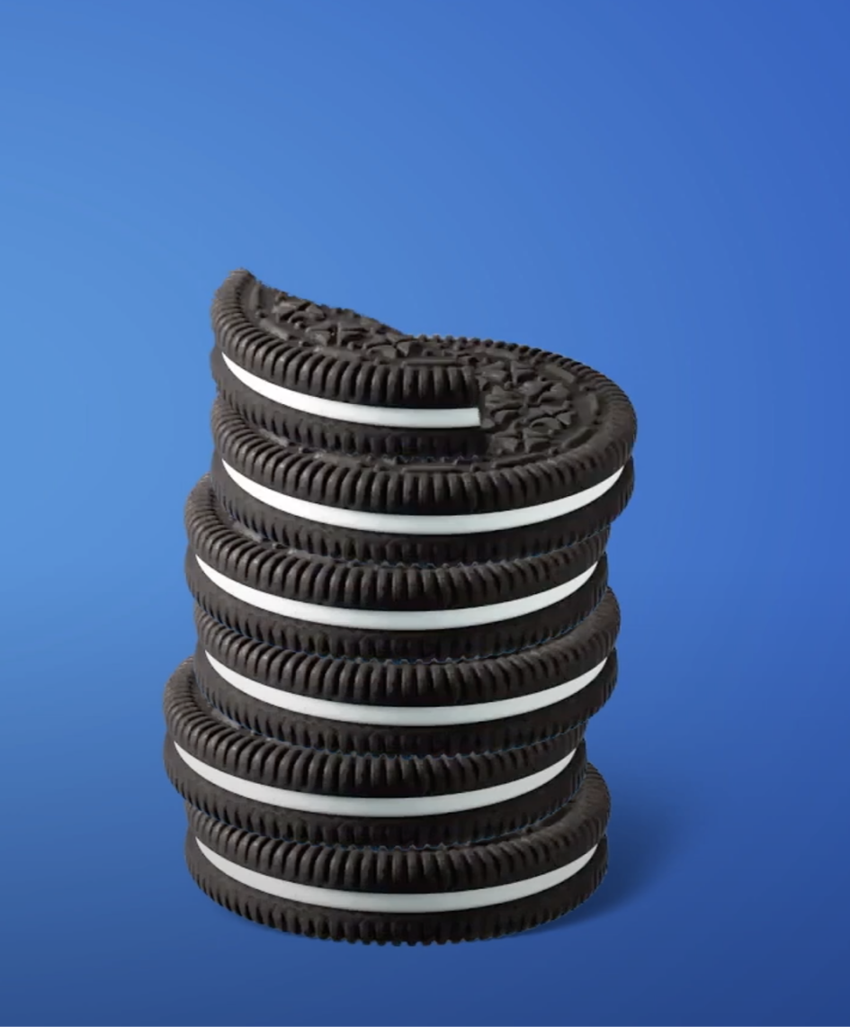 Nahaufnahme eines Oreo-Cookies vor blauem Hintergrund