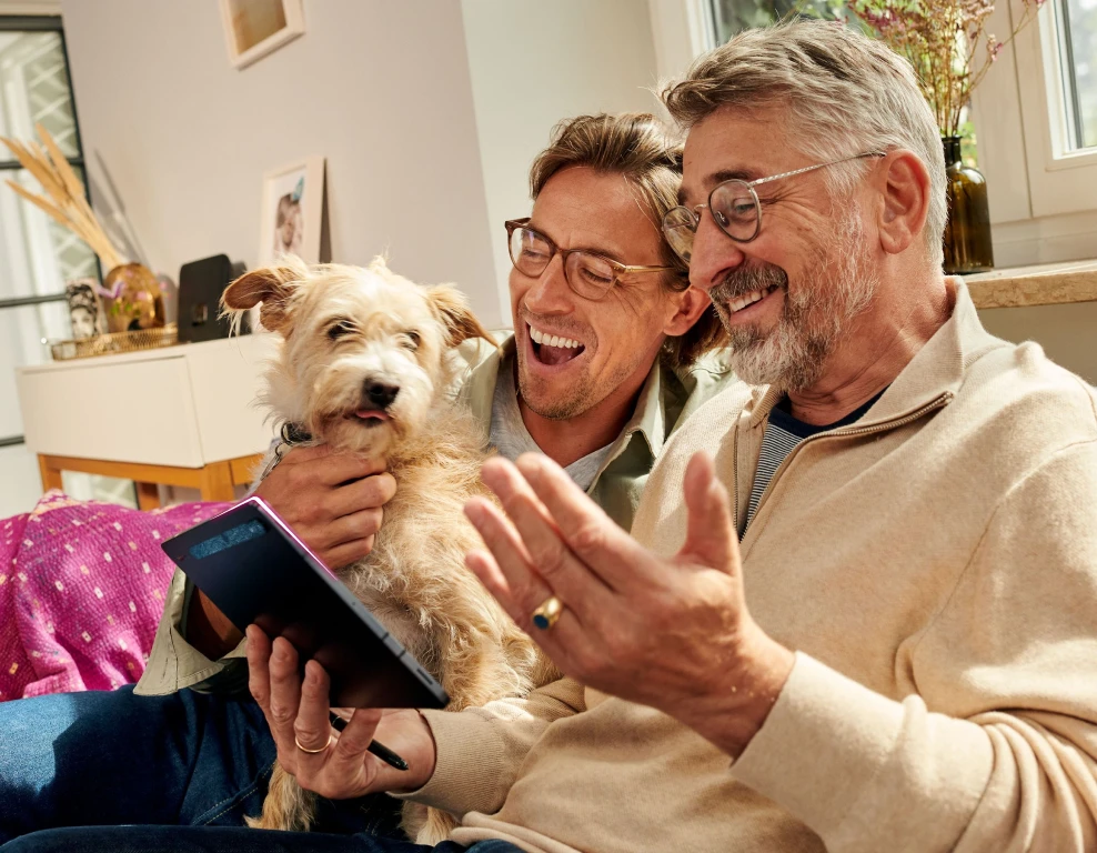 Männer mit Hund als Symbolbild für die Zukunftssicherheit und Energieeffizienz von Glasfaser