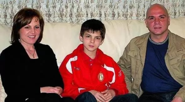 Lindon Selahi with his parents