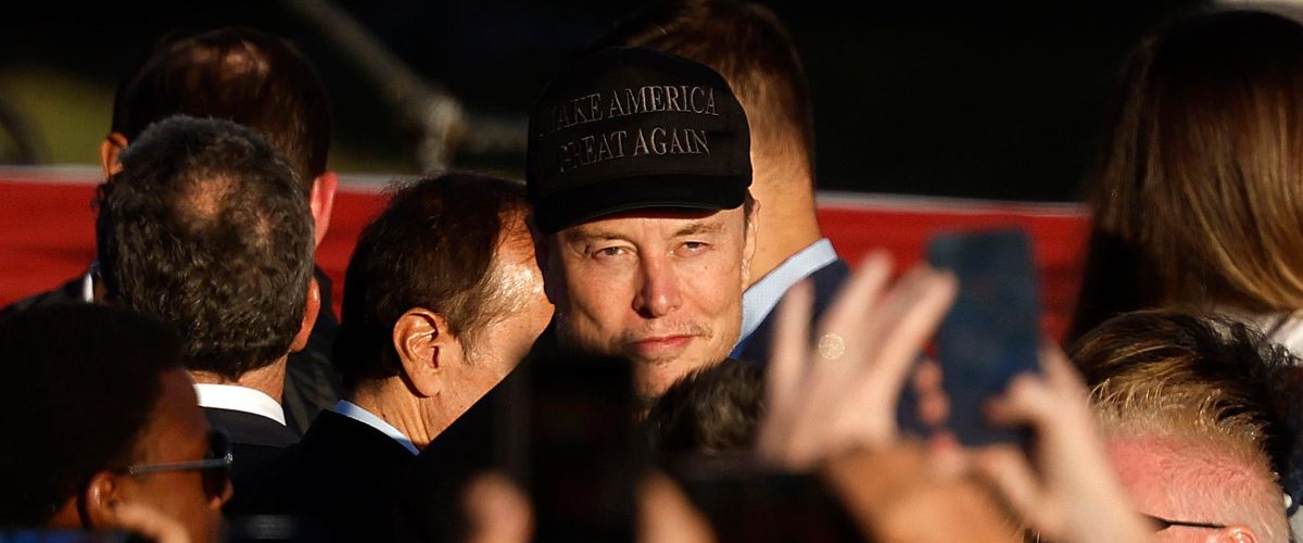 Eine Menschenmenge h�lt Smartphones hoch, w�hrend Elon Musk auf einer Wahlkampfveranstaltung in Butler, Pennsylvania, eine schwarze 'Make America Great Again'-Kappe tr�gt.