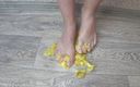 Mirallise: Une bombasse aux belles jambes écrase une banane avec ses pieds,...