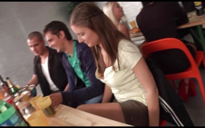 Berlin Orgy: Adolescente petrecărețe sunt futute într-o orgie uimitoare