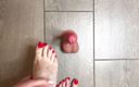 Homemade_Handjob: Des pieds rouges sexy jouent avec un gode