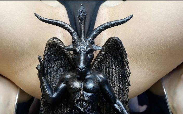 Rebecca Diamante: Con consacrate il tuo cazzo alla Mia figa satanica