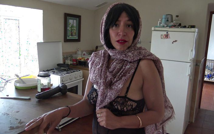 Stepmom Susan: Ibu rumah tangga kelaimania muncrat di lantai dapur dengan memek...