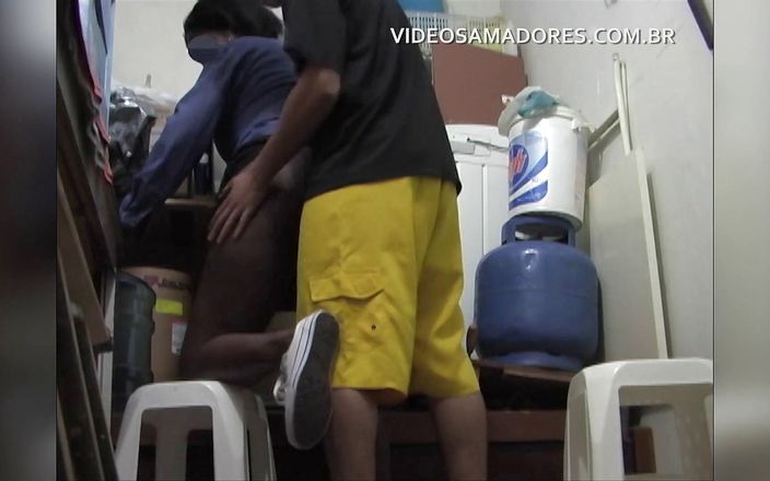 Amateurs videos: Garoto fode faxineira se escondendo da madrasta no vesti�rio