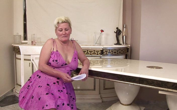 Private Lustpigs: La abuela est� follando una polla dura