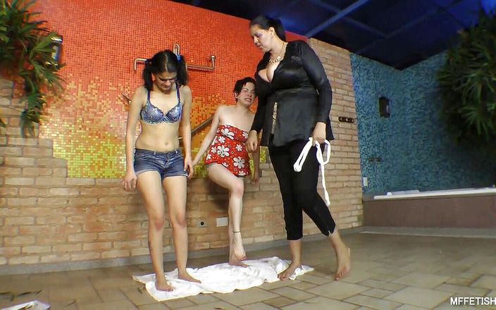 MF Fetish: Gigante menina Cinthia cavalga em duas p�neis magras