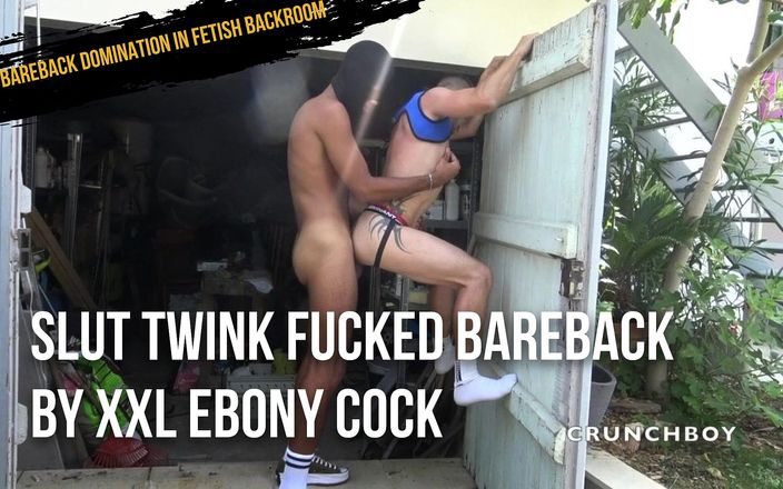 Bareback domination in fetish backroom: Curvă twink futută fără prezervativ de o pulă de abanos...