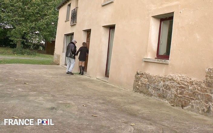 La France a Poil: Studentă își fute bătrâna perversă perversă