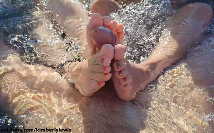 Kimberly Lewis: Komm auf meine nassen stiefschwestern-f��e - badewanne im freien, dreier- traum-footjob