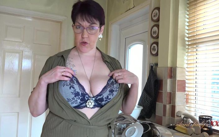 Aunt Judy's XXX: TanteJudysXXX - rondborstige 56-jarige huisvrouw Layla zuigt je pik in de keuken (pov)