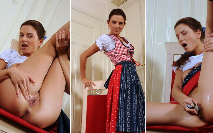 Alpgirls: Oktoberfest dziewczyna Monika Benz w Dirndl Cosplay Uniform szarpnie jej...