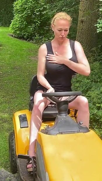 You Must See This! Mowing the Lawn While Sucking Dick with Sluttyshanna