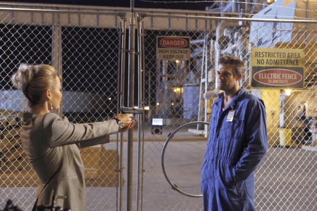 Geoff Stults and Kelly Carlson in The Finder (2012)