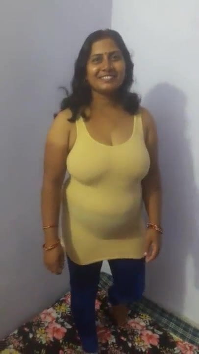 Indian bhabhi hot figure and hot boobs