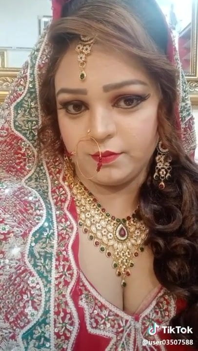 Desi Bride Clevrage