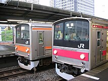 Trains de la série 205–0 de la ligne Musashino (à gauche) et de la ligne Keiyo (à droite) en mai 2006