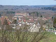 Photo couleur d'un bourg dans un repli de terrain.