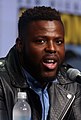 Winston Duke interpreta Dominic Besson