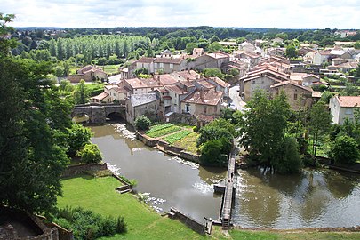 Le Thouet à Parthenay (vue du faubourg Saint-Paul).