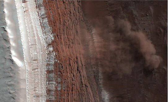 Avalanche d�clench�e par le d�gel dans la calotte polaire et photographi�e en f�vrier 2008. Le nuage de d�bris fait environ 200 m�tres de long et la falaise a une hauteur de 700 m�tres et pente d'environ 60�. Sa partie sup�rieure est couverte de dioxyde de carbone gel�.