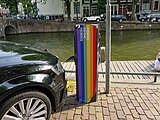 Oplaadpaal voor elektrische auto's, door Nuon voorzien van regenboogkleuren (2018).