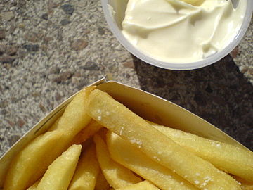 Frites accompagnées de mayonnaise.