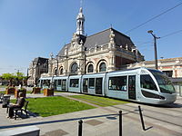 Le tramway de Valenciennes, devant la gare de cette m�me ville.