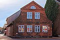 Ehemals Fürstlicher Hof einer landwirt­schaftlichen Anlage. Heute nutzen die Volkshochschule und das Stadtarchiv diese Räume.