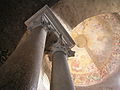 Colonnes en granite rose et gris, chapiteaux en marbre blanc.