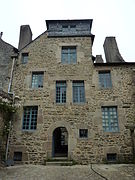 La façade arrière, sur le jardin, de la maison natale d'Ernest Renan.