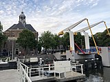 De Oosterkerk en Pelikaanbrug aan de Nieuwe Vaart.