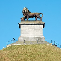 La statue du Lion au sommet de sa butte.