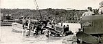 L'armée américaine débarque un canon de 155 mm dans la baie de Gahi. Photo publiée à New York dans Life Magazine le 24 août 1942 (sans que le lieu ne soit divulgué).