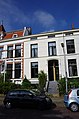 Neoclassicistisch huis met stoep- Vormt een geheel met het buurnummer 11a.