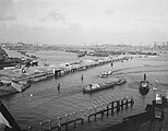 De Pontsteiger in aanbouw, op de achtergrond de Houthaven met drijvende balken (16 januari 1956)