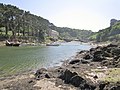 Le vallon de l'Enfer (à la limite entre Lannilis et Landéda) et son ancien chantier naval ; le bateau échoué à l'arrière-plan est le Bel Espoir II, abandonné dans un triste état depuis 2017.